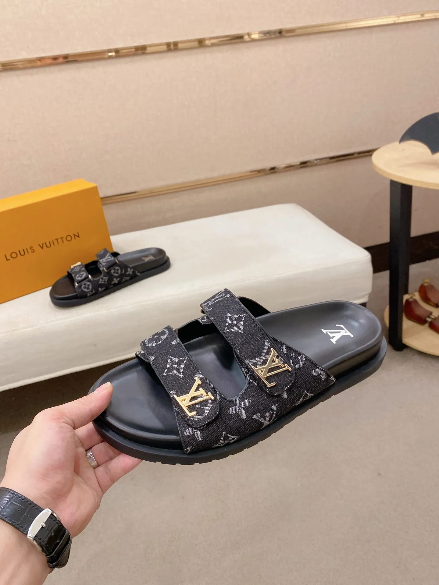 Men's shoes💰: 320💰Made by LV🔍Top purchasing agent, men's spring and summer slippers are available at the same counter. The uppers are made of cowhide imported from Italy, with logo graphics and high-quality craftsmanship. Soles: original soles specially provided by the original factory. Exclusive molded soles are super comfortable. Original goods with single order, 🔍🔍high quality, you can enter and exit the counter at will. Welcome to compare, code number 38-44. Can be customized45